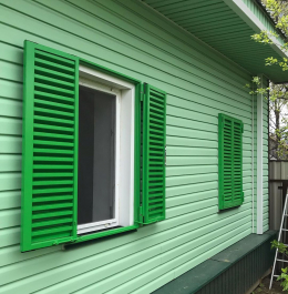 Зеленые жалюзийные ставни на окна