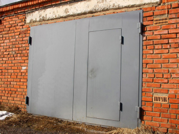 Металлические распашные ворота для гаража